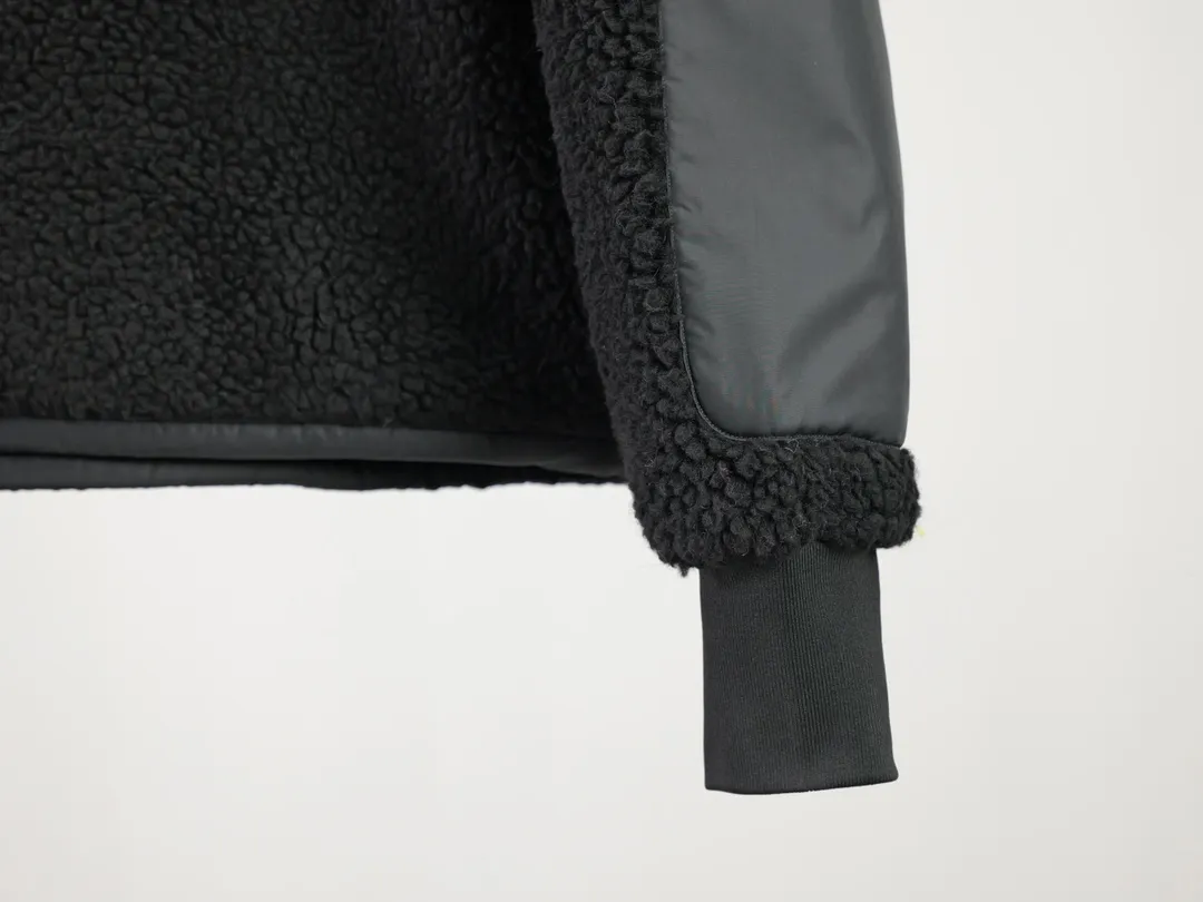 P620 Canada Goose/Canada Goose Lambswool Zip Stand Collar Sweatshirt Simcoe Lambswool Zip Jacket is made of Kind artificial long-hair sherpa. Our new generation of wool fleece helps keep the earth cold and the people on it warm. It features dropped shoulders, a high collar and an adjustable waist hem with internal drawstrings. Standard embroidery color label; top-quality goose Simcoe lambskin color: apricot black size: S M L